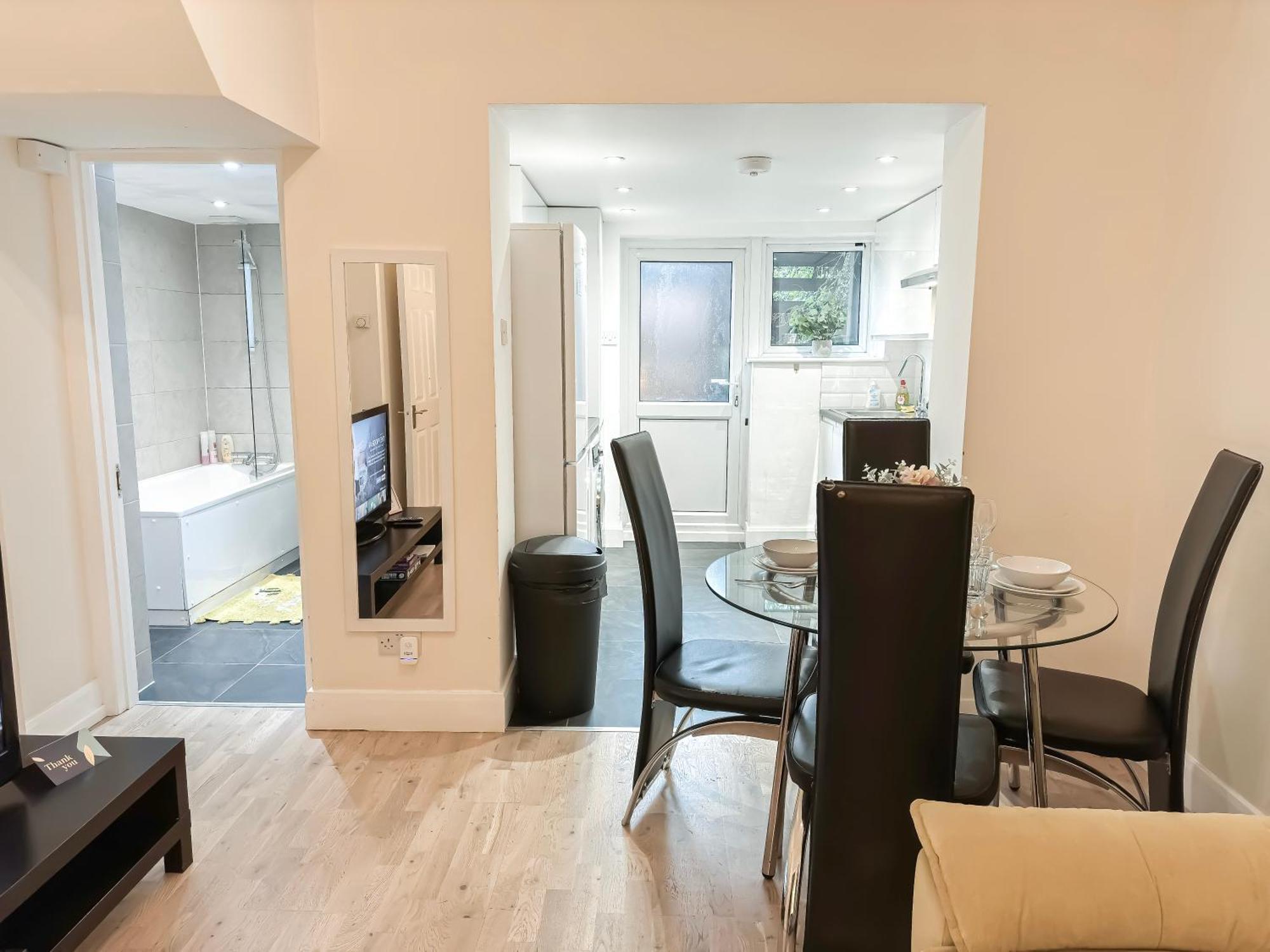 1-Bedroom Flat With Small Garden & Paid Parking In Finsbury Park, Highbury Londres Extérieur photo