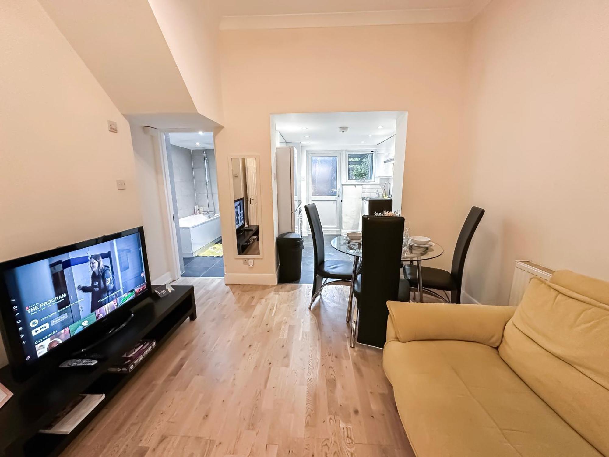 1-Bedroom Flat With Small Garden & Paid Parking In Finsbury Park, Highbury Londres Extérieur photo
